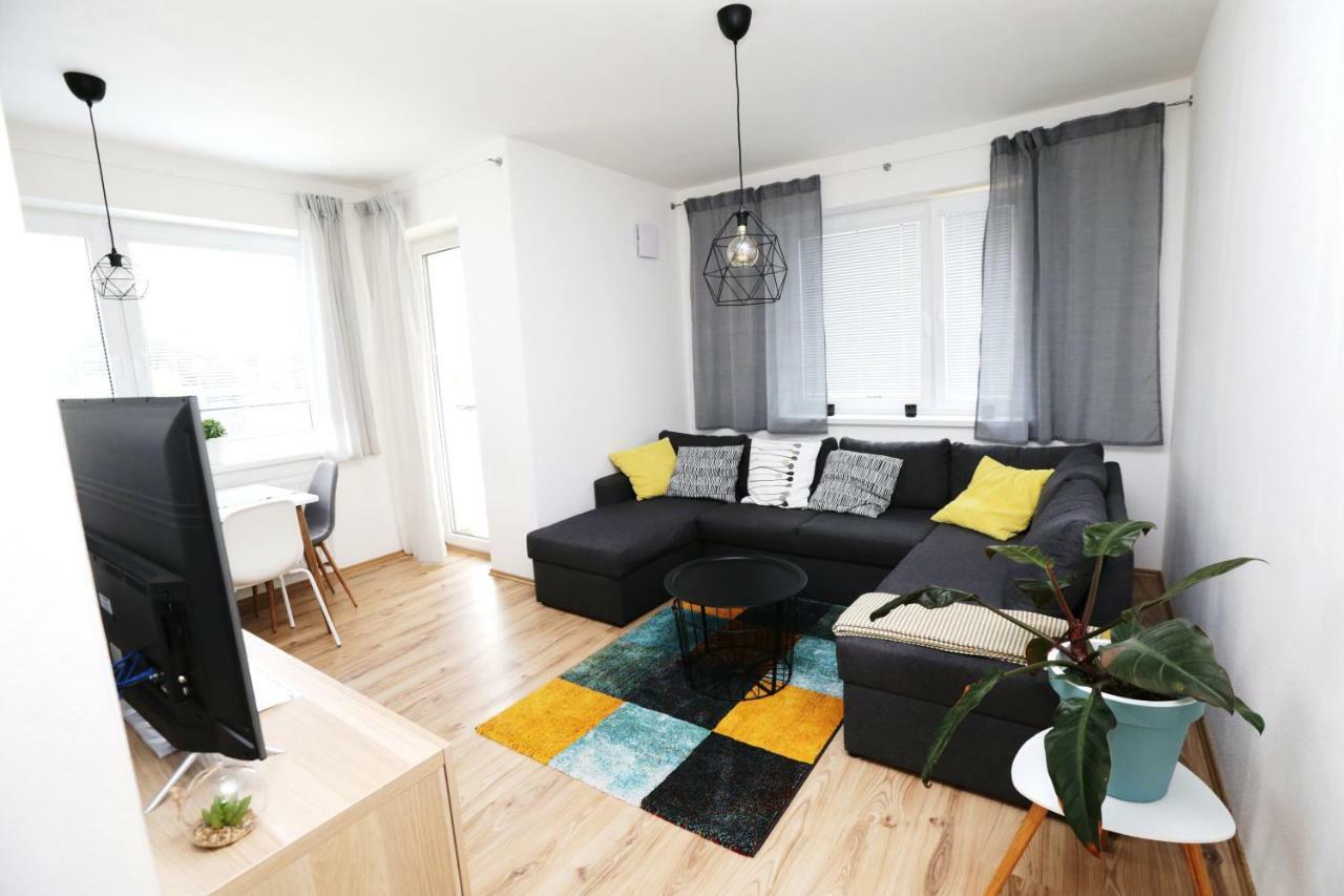 Samorin - Apartment In The Center - Private Parking - Klimatizacia 외부 사진