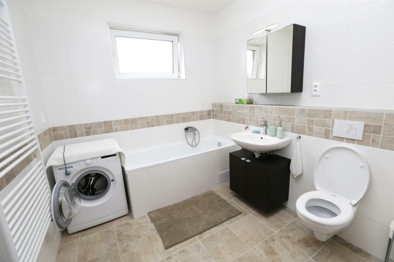 Samorin - Apartment In The Center - Private Parking - Klimatizacia 외부 사진