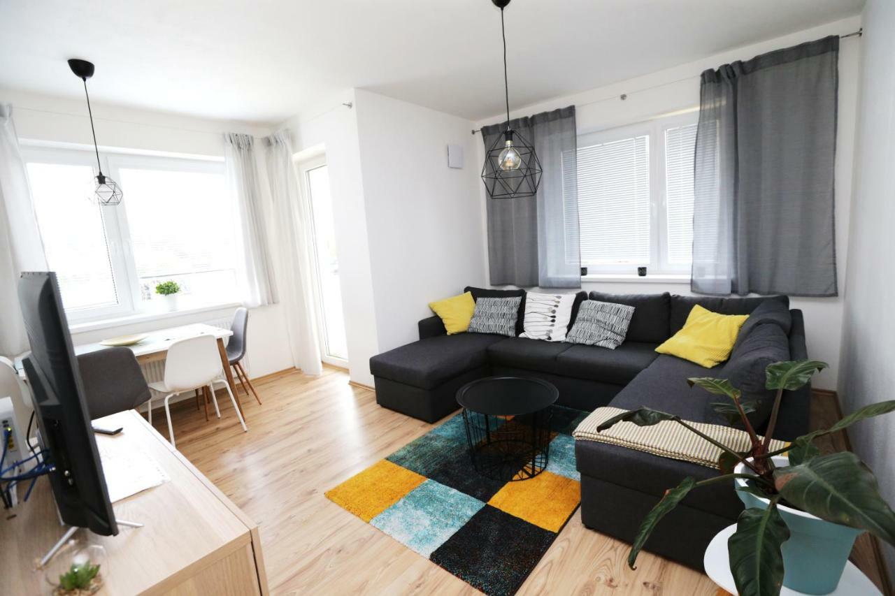 Samorin - Apartment In The Center - Private Parking - Klimatizacia 외부 사진